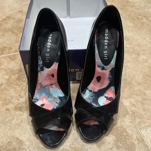 Madden Girl black patent heels open toe cross-cross straps. Closed heel. Sz 7M